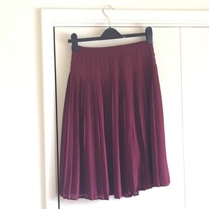 Maroon pleated knee-length high waisted skirt